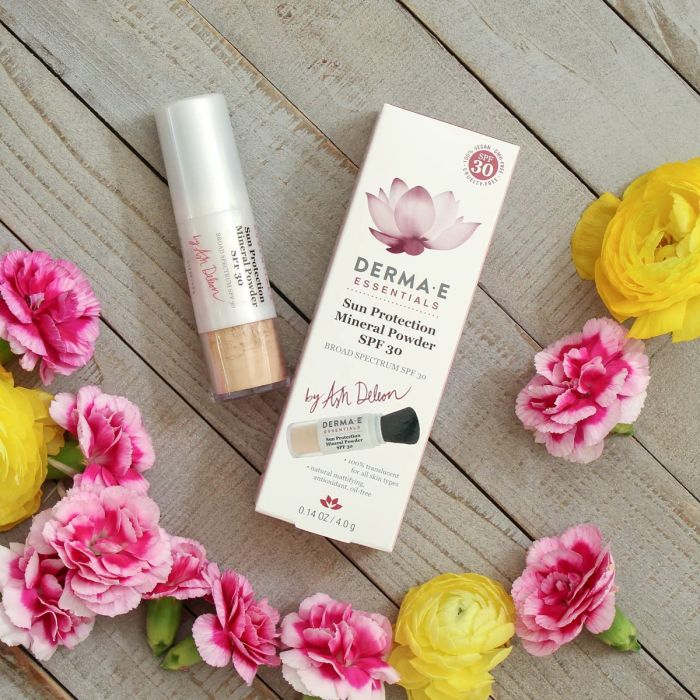 "Brush-on facial sunscreen powder by Derma E for makeup-friendly UV protection"