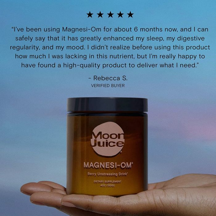 Lifestyle image with Magnesi-Om powder in glass – relaxing daily ritual supplement